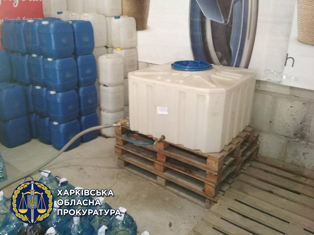 Не по ГОСТу: в гаражном кооперативе изъяли 540 литров суррогатного алкоголя. Новости Харьков